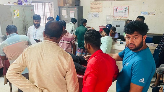 ইভটিজিংয়ের প্রতিবাদ করায়, শ্রেণিকক্ষে শিক্ষার্থীকে কুপিয়েছে বখাটেরা