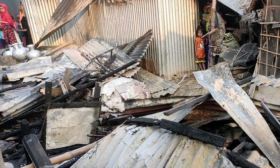 নরসিংদীর রায়পুরায় আগুনে পুড়ে শিশু নিহত, চার ঘর ভস্মীভূত