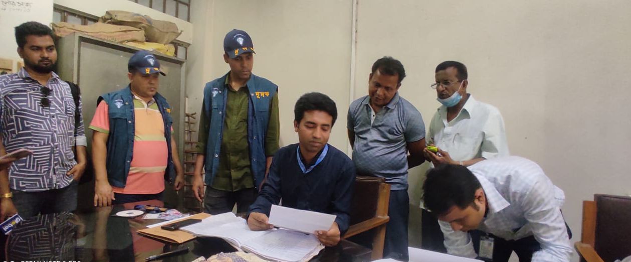 ফরিদপুর মেডিকেলে দুদকের অভিযান : আউটসোর্সিংয়ের নামে কোটি টাকা আত্মসাতের সত্যতা মিলেছে