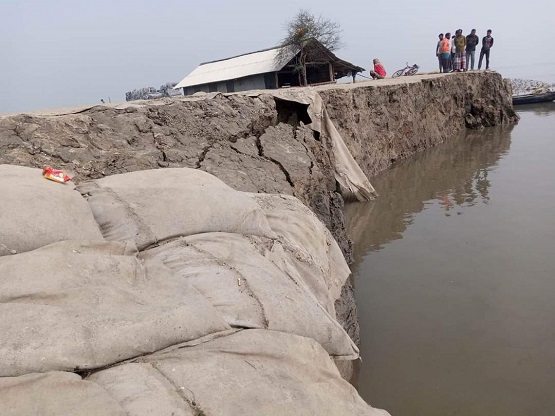 মোখা’র প্রভাবে সৃষ্ট জলোচ্ছাসে প্লাবিত হওয়ার আশঙ্কায় সাতক্ষীরার উপকূলবাসী