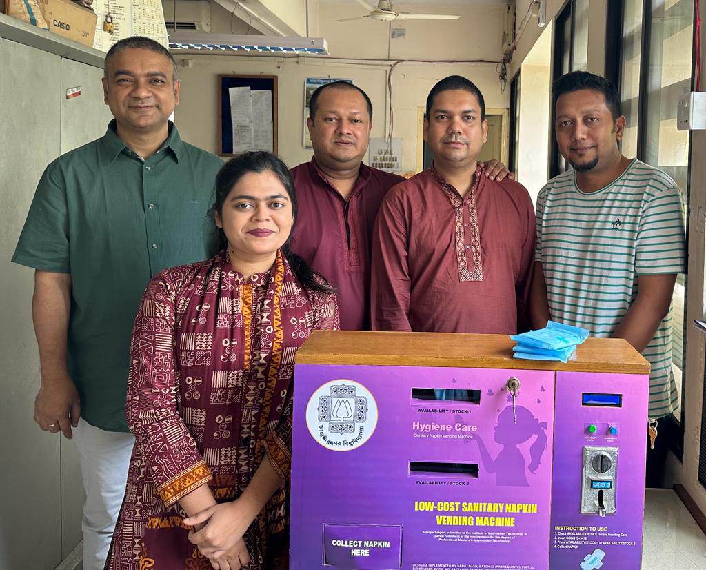 স্বল্পমূল্যে সেনিটারি ন্যাপকিন পেতে জাবি শিক্ষার্থীর ভেন্ডিং মেশিন উদ্ভাবন