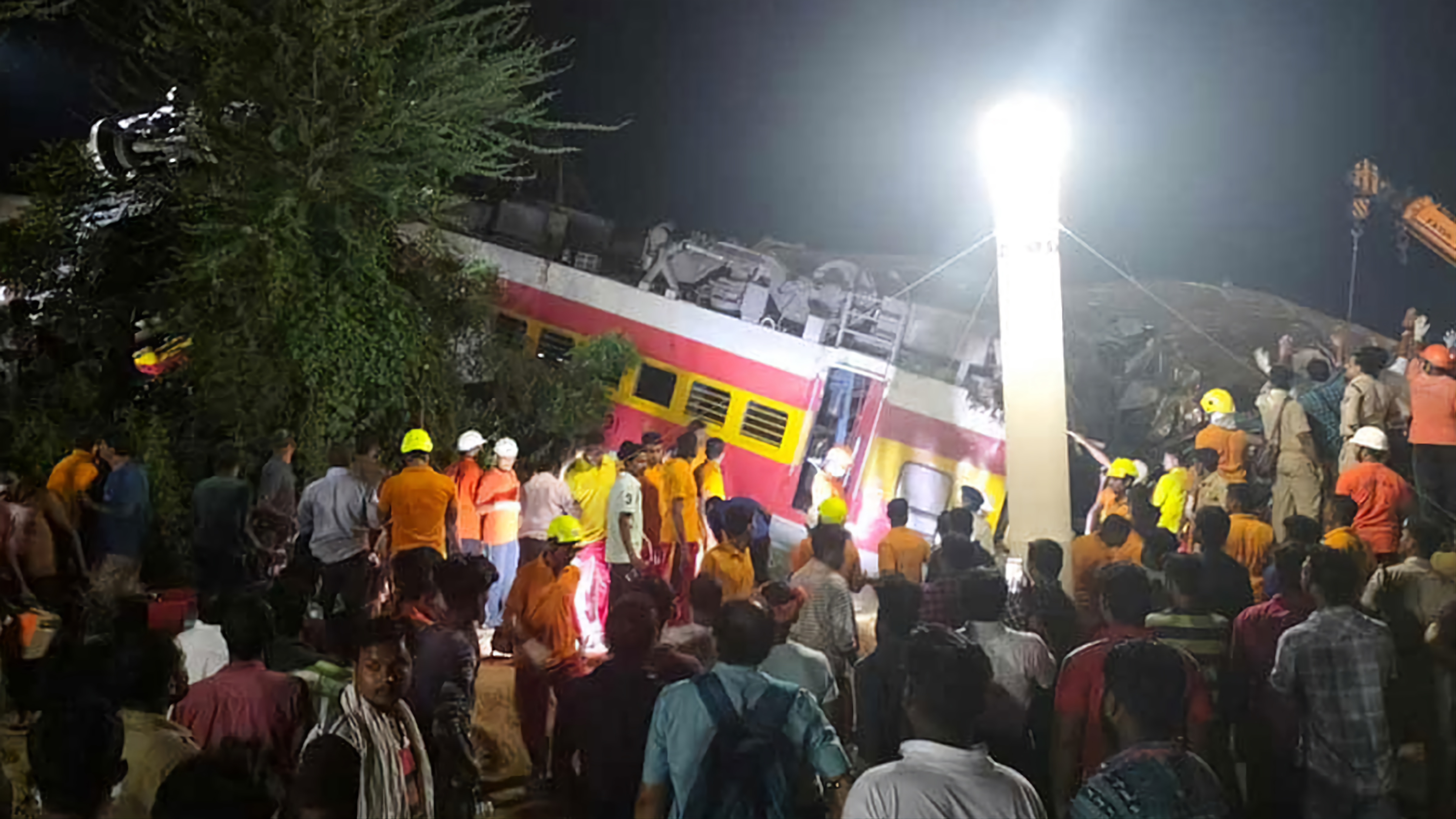 ভারতে ভয়াবহ রেল দুর্ঘটনায় নিহতের সংখ্যা ২০৭