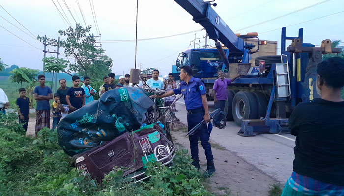 নরসিংদীতে মাইক্রোবাসের সঙ্গে মুখোমুখি সংঘর্ষে প্রাণ গেল সিএনজিচালকের