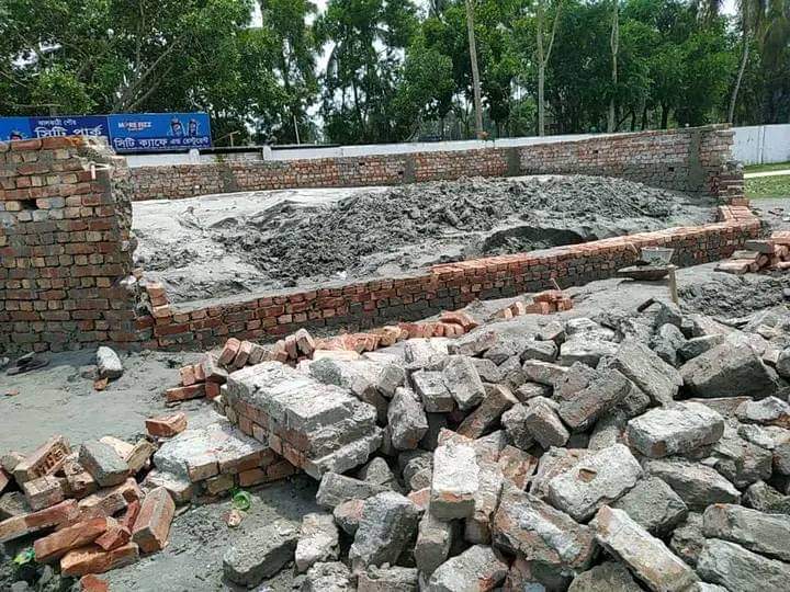 নিম্নমানের সামগ্রী ব্যবহার করায় ভেঙ্গে গেল নির্মাণাধীন বঙ্গবন্ধু মঞ্চ