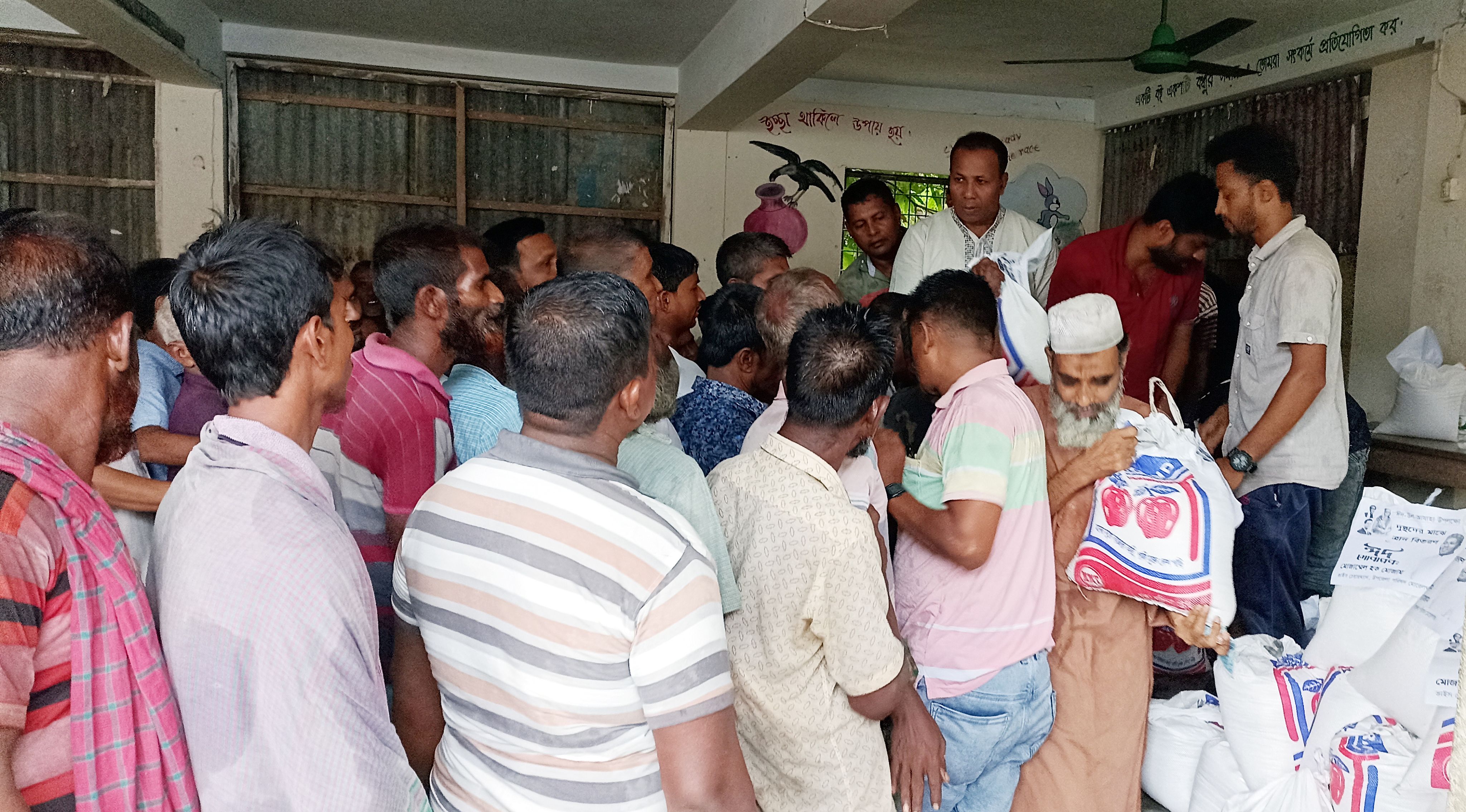 ৪শ’ ঈদ সামগ্রী তুলে দিলেন মোরেলগঞ্জের ভাইস চেয়ারম্যান মোজাম