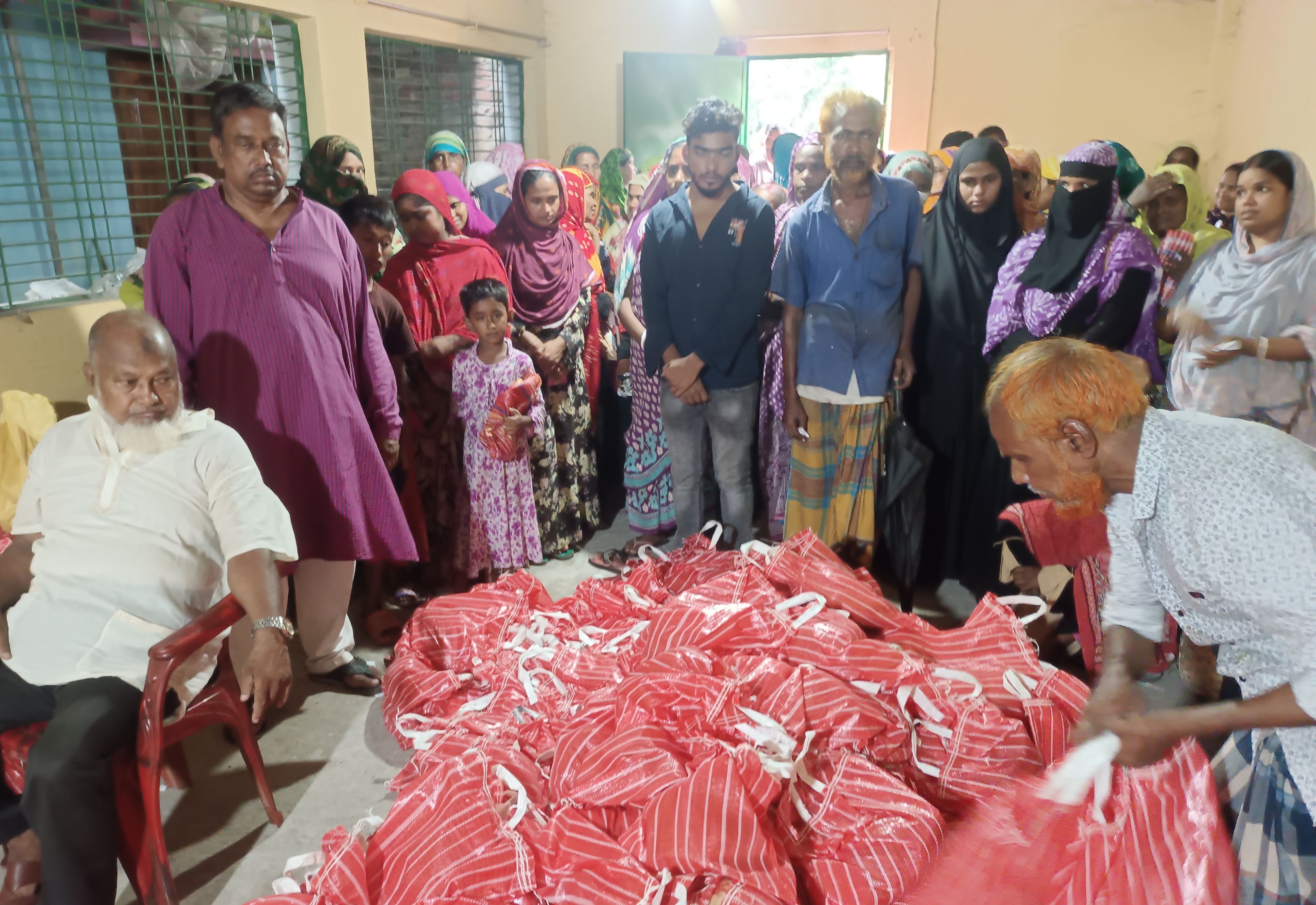 দিনাজপুরে ঈদ উপলক্ষে খাদ্যসামগ্রী বিতরণ করলেন কাউন্সিলর মুরাদ