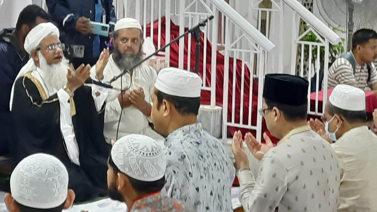 প্রধান ঈদ জামাতে দেশ ও জাতির কল্যাণ কামনা করে দোয়া