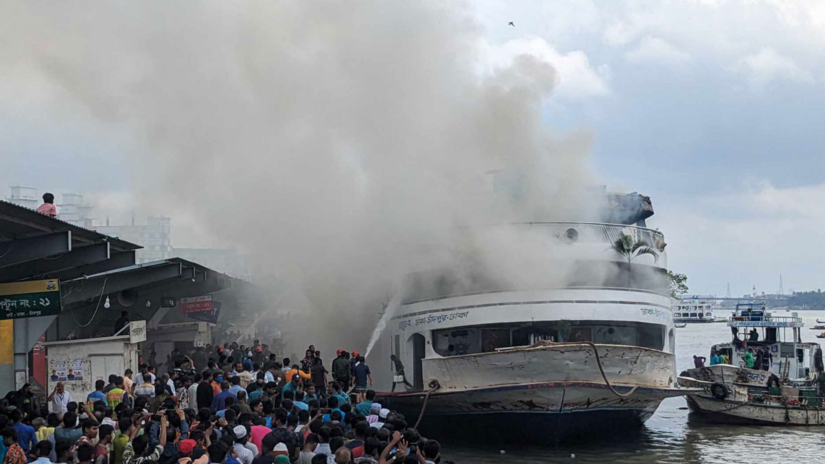 সদরঘাটে লঞ্চে আগুন, নিয়ন্ত্রণে ১৩ ইউনিট