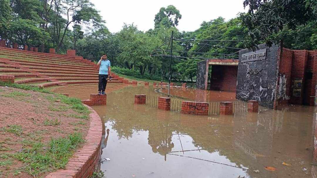 বৃষ্টির পানিতে ডুবে গেছে জাবির মুক্তমঞ্চ
