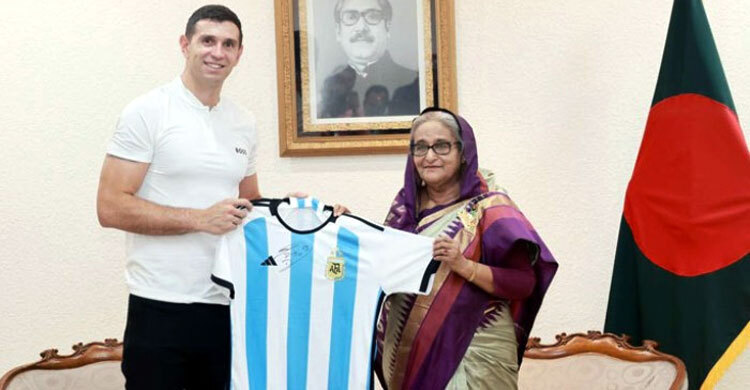 প্রধানমন্ত্রীকে আর্জেন্টিনার জার্সি উপহার দিলেন মার্টিনেজ