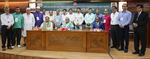 প্রধানমন্ত্রীর সাংবাদিকদের অনুদান চেক বিতরণ