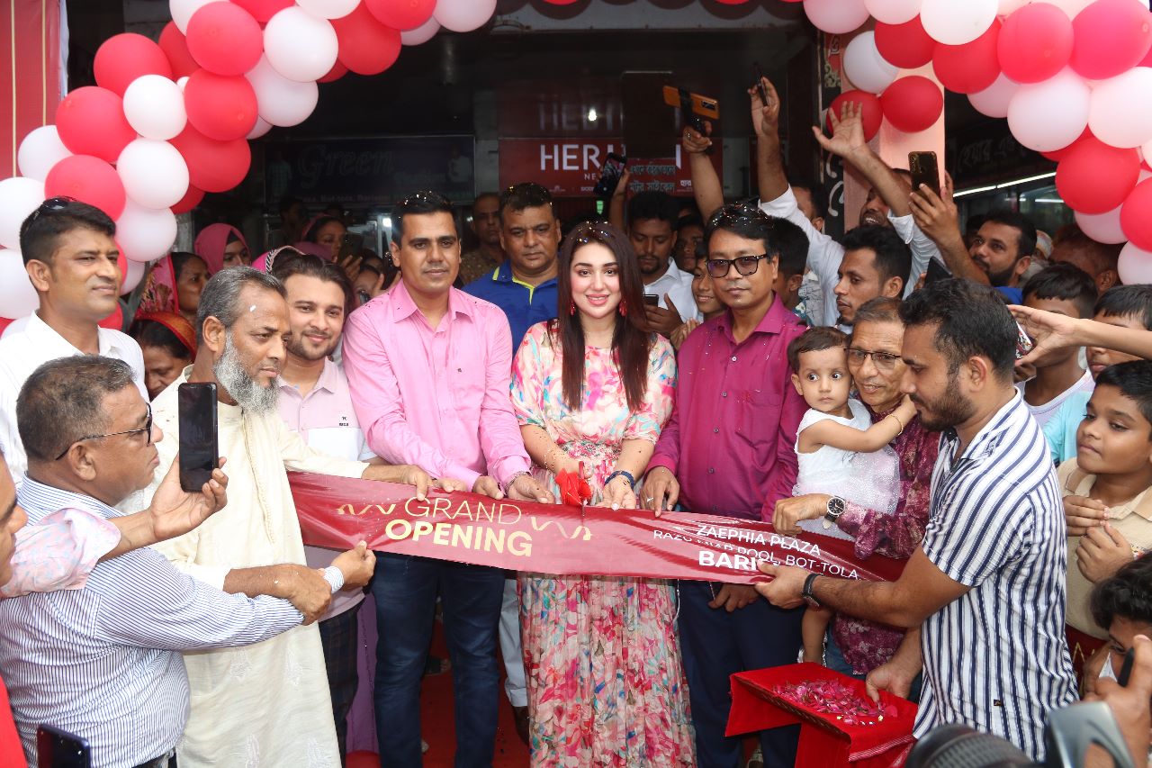 বরিশালে ‘হারল্যান স্টোর’ উদ্বোধন করলেন চিত্রনায়িকা অপু বিশ্বাস