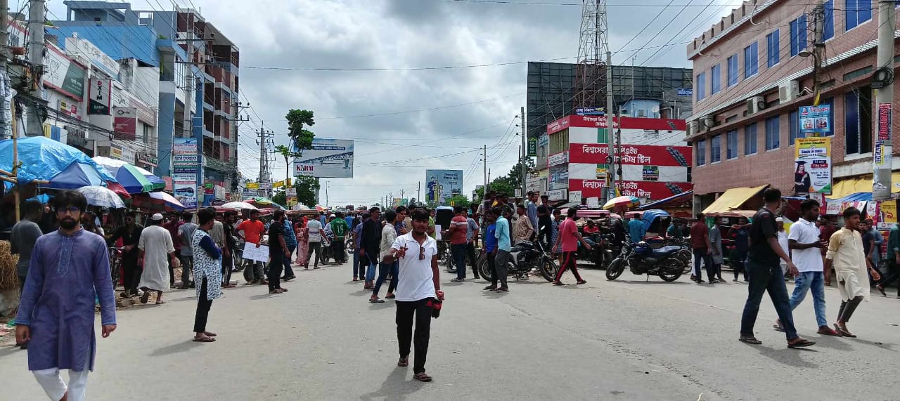 ট্রাক চালক কর্তৃক খুবি শিক্ষার্থীকে মারধরের অভিযোগে সড়ক অবরোধ