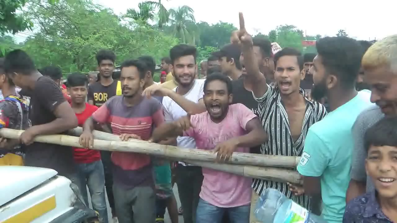 দিনাজপুরে ড্রেনের দাবিতে বালুয়াডাঙ্গা এলাকাবাসীর রাস্তা অবরোধ