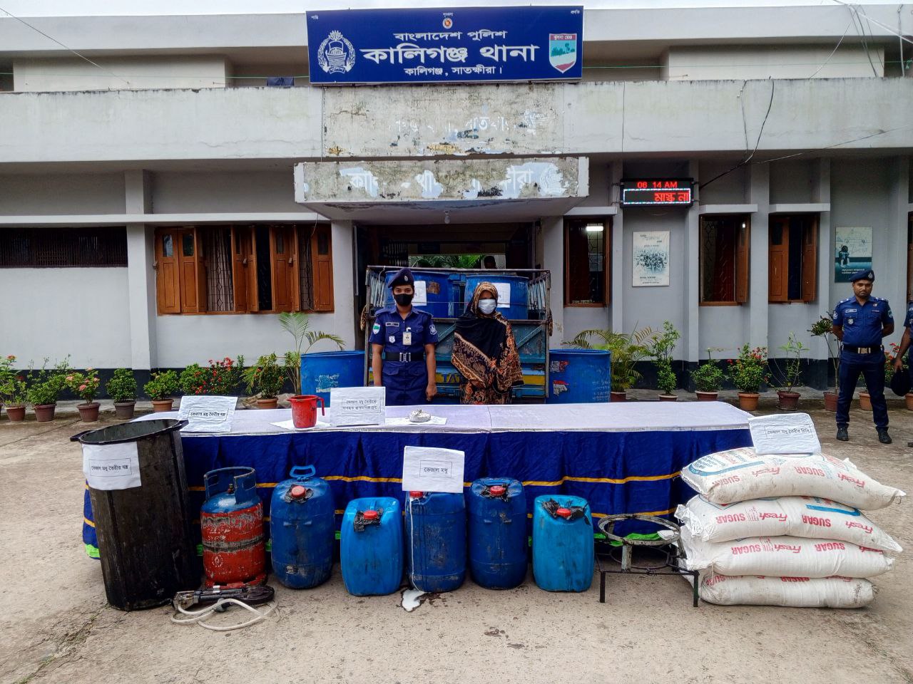 কালিগঞ্জে পুলিশের অভিযানে ২ হাজার লিটার ভেজাল মধুসহ নারী আটক