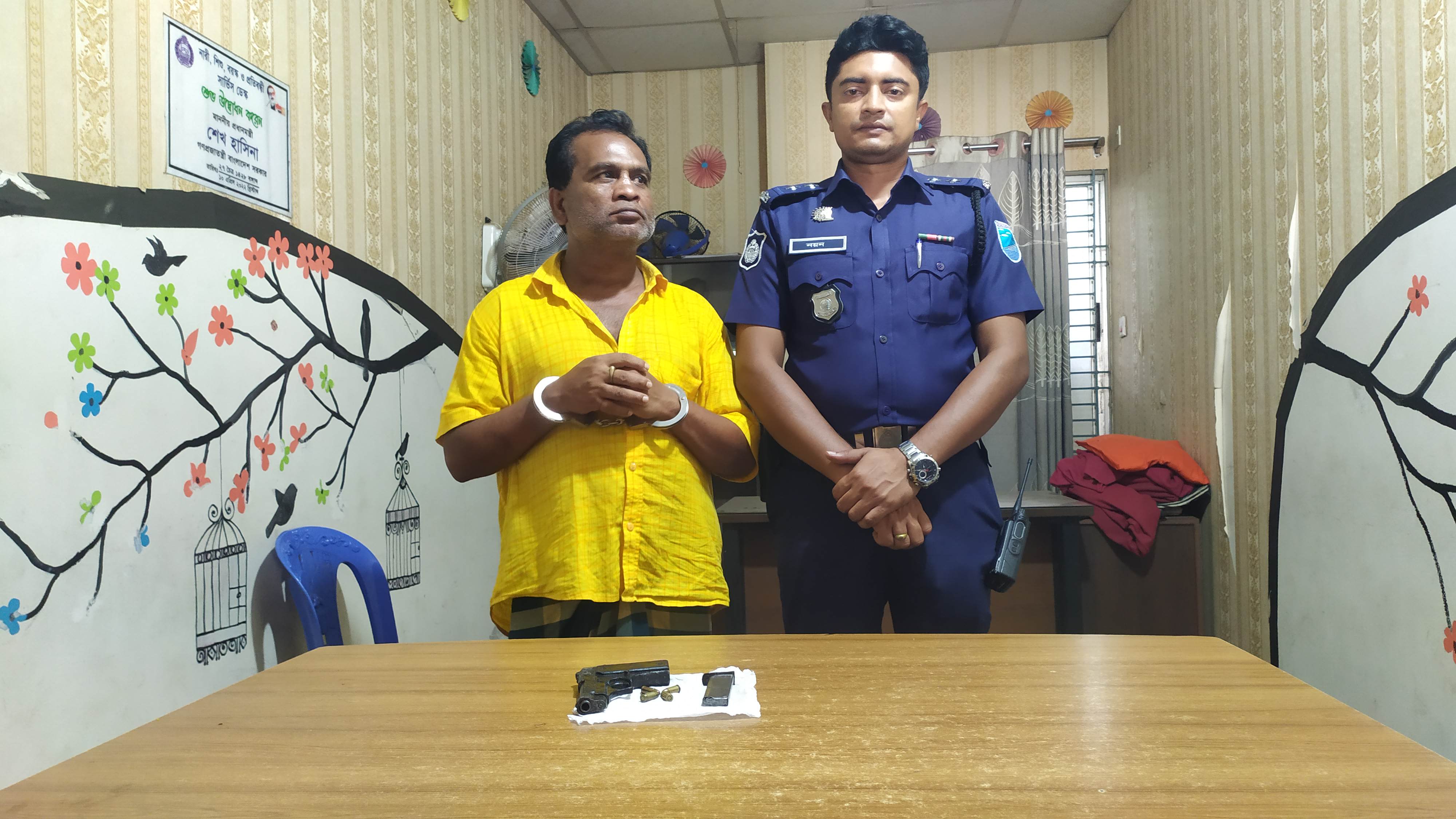 রিক্সার গ্যারেজে বিদেশী পিস্তল, গ্রেপ্তার ১