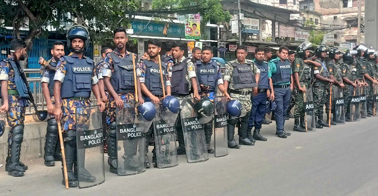 রাস্তায় পুলিশের পাহারা, নিরাপত্তায় মোড়া ঢাকা