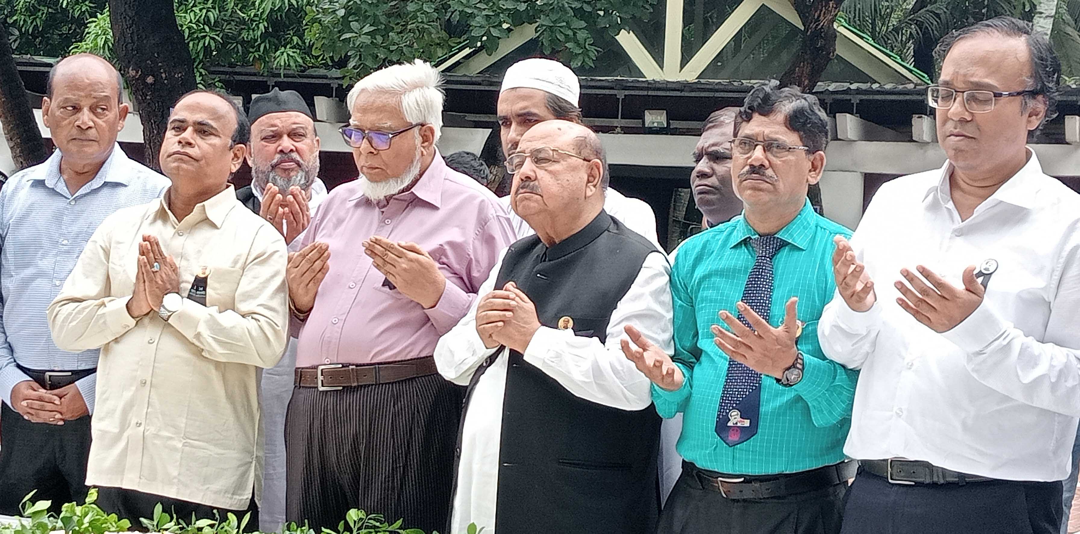 বঙ্গবন্ধুর সমাধিতে প্রেস কাউন্সিলের চেয়ারম্যানের শ্রদ্ধা