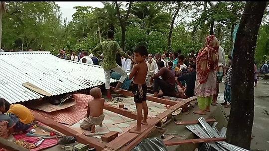 নোটিশ ছাড়া বসত ঘরে উচ্ছেদ অভিযান, অসহায় কয়েকটি পরিবার
