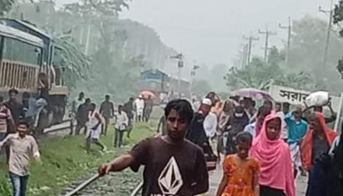 একই লাইনে মুখোমুখি দুই ট্রেন, অল্পের জন্য রক্ষা