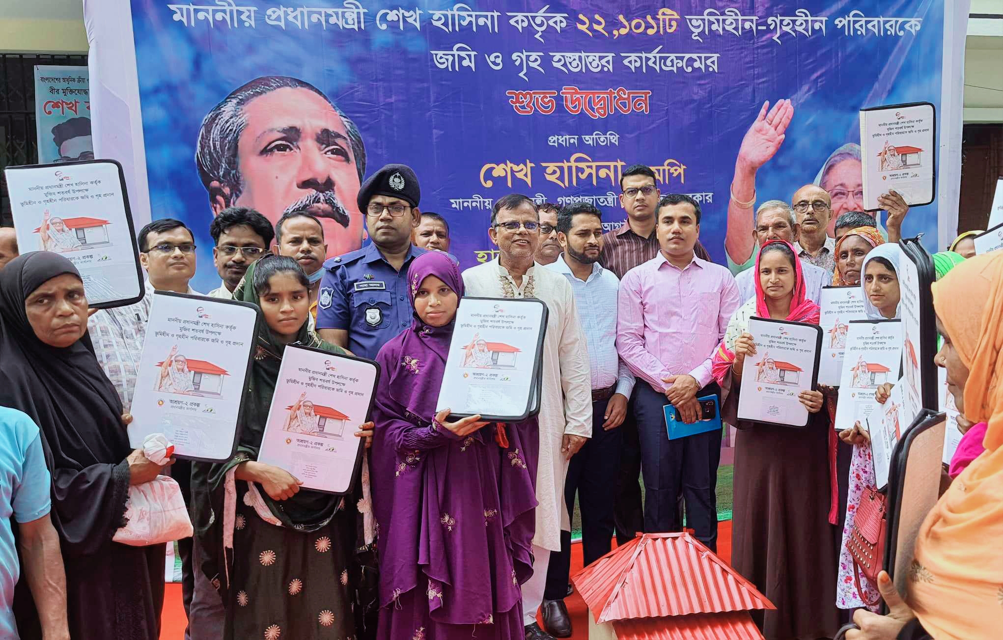 হাতীবান্ধায় ৫৭টি গৃহহীন পরিবার পেল বসত বাড়ি