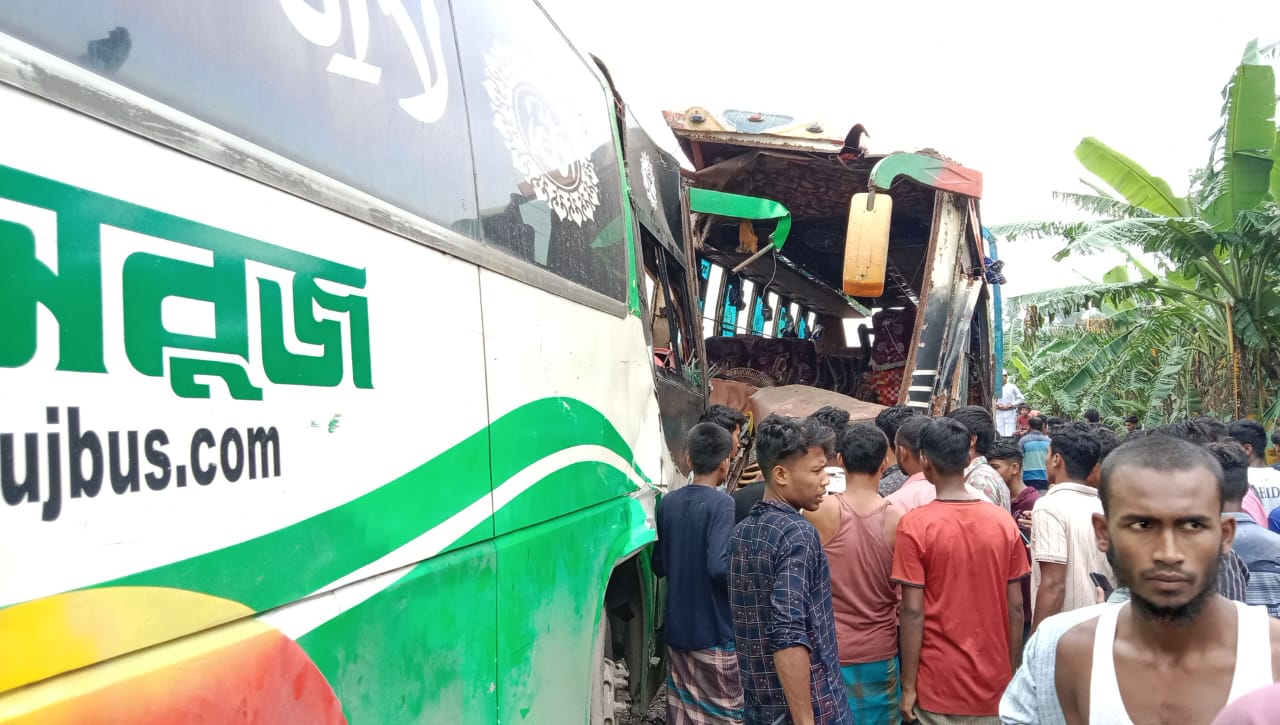শোক দিবসের কর্মসূচিতে যাওয়ার পথে দুই বাসের মুখোমুখি সংঘর্ষ, আহত ১৬