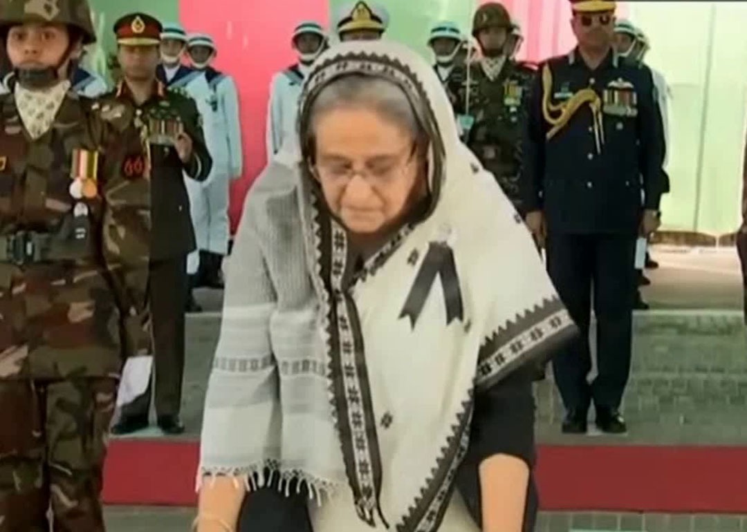 টুঙ্গিপাড়ায় বঙ্গবন্ধুর সমাধিতে প্রধানমন্ত্রীর শ্রদ্ধা