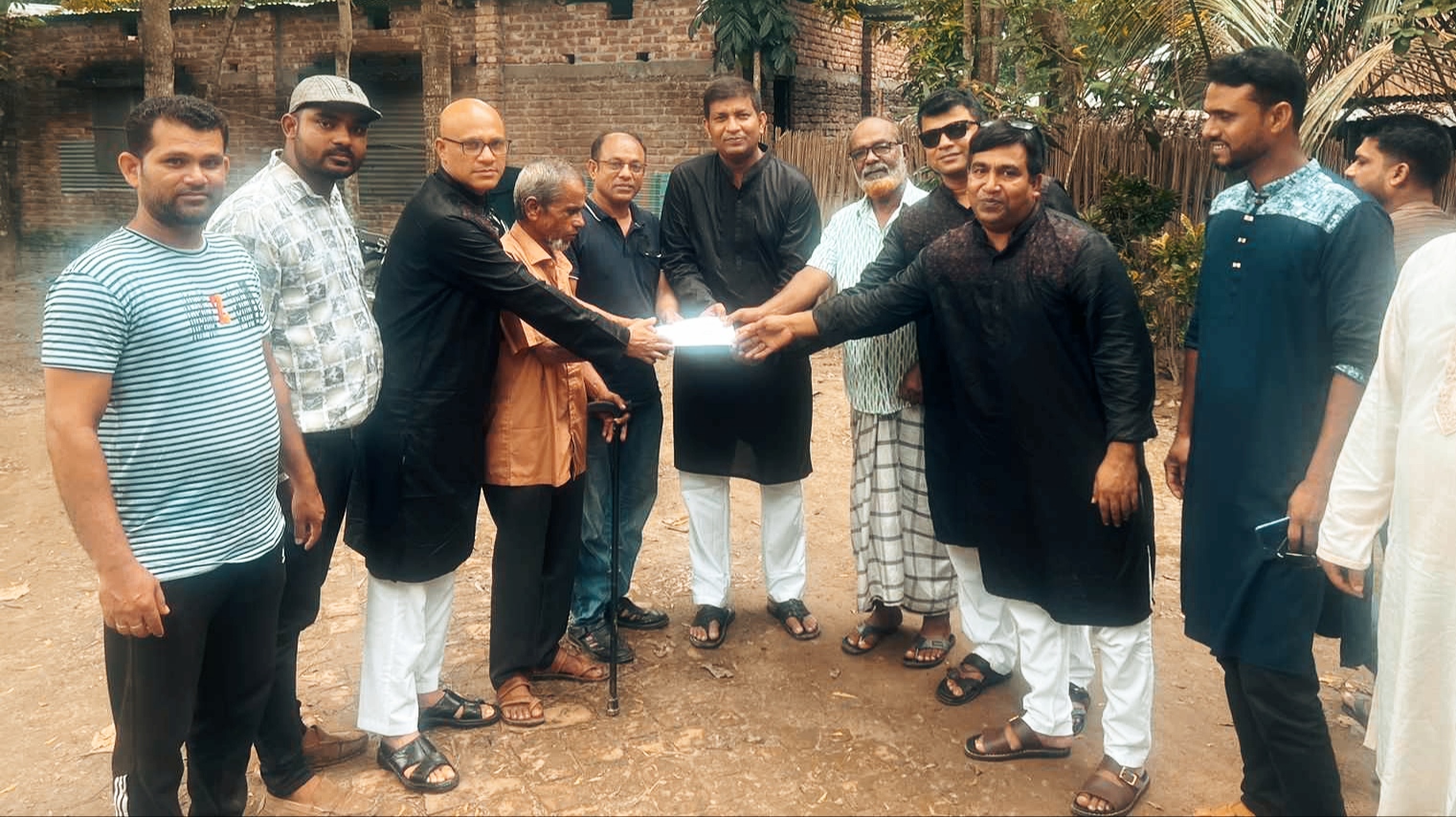 ফরিদপুরে অসুস্থ আ' লীগ নেতার হাতে প্রধানমন্ত্রীর অনুদানের চেক তুলে দিলেন আব্দুল্লাহ আল মামুন