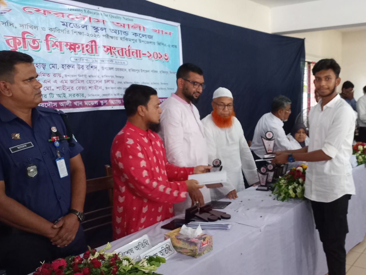 হিলিতে জিপিএ-৫ প্রাপ্ত শিক্ষার্থীদের সংবোর্ধনা