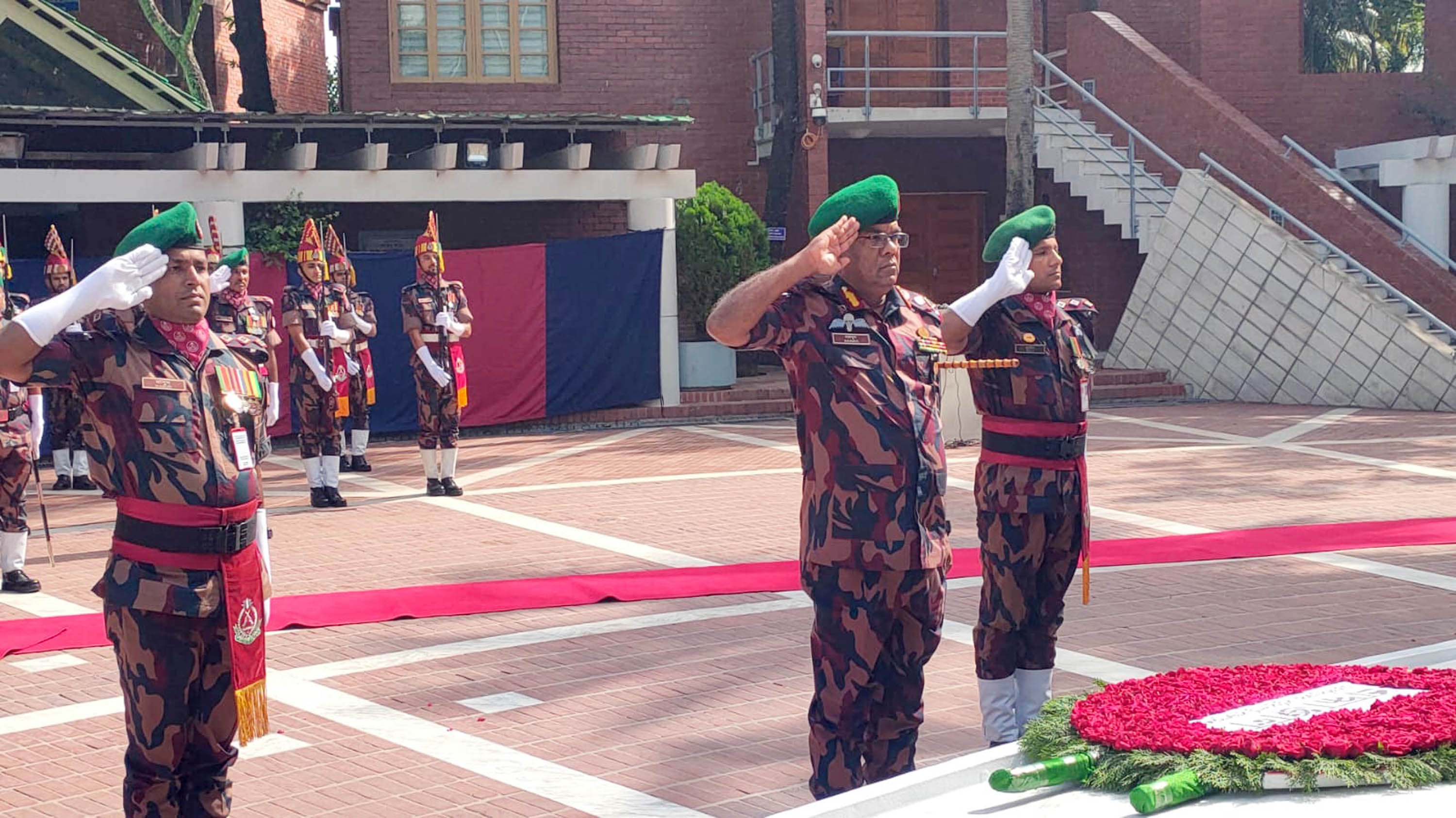 টুঙ্গিপাড়ায় বঙ্গবন্ধুর সমাধিতে বিজিবি মহাপরিচালকের শ্রদ্ধা