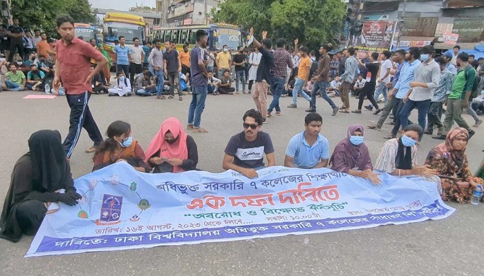 ৬ ঘণ্টা পর নীলক্ষেত ছাড়লেন ৭ কলেজের শিক্ষার্থীরা