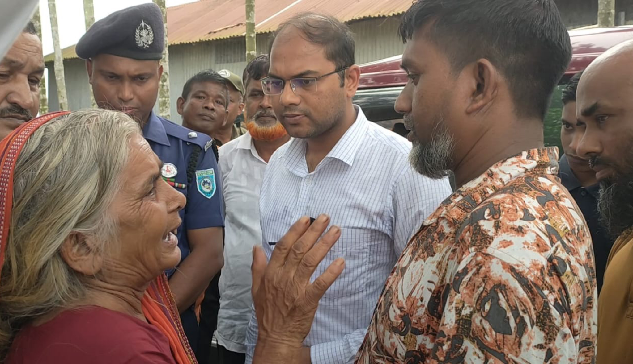 সংবাদ প্রকাশের পর বাড়ি ছাড়া করা সেই বৃদ্ধা মায়ের পাশে ইউএনও