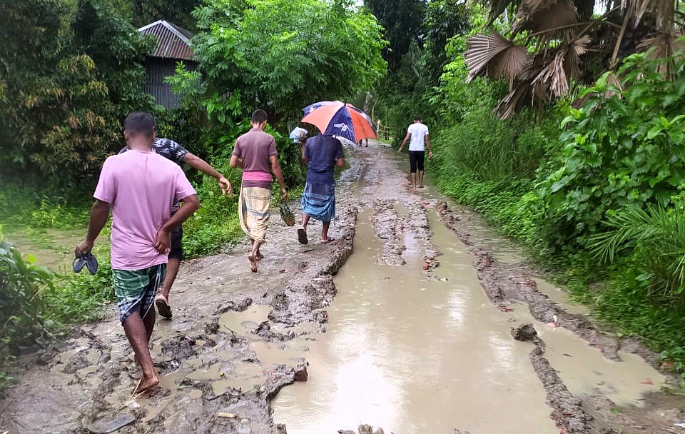 ফরিদপুরে বেহাল চলাচলের  দুটি রাস্তা, দুর্ভোগে এলাকাবাসী