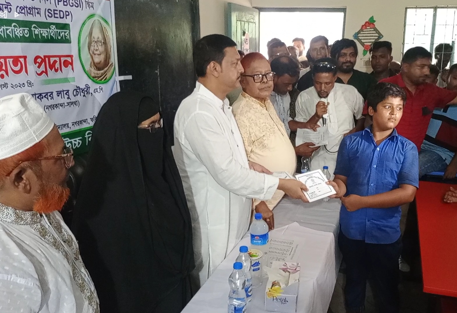 ফরিদপুরে সুবিধাবঞ্চিত শিক্ষার্থীদের মাঝে আর্থিক সহায়তা প্রদান