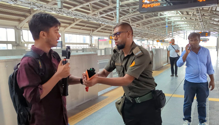 মেট্রোরেলে সংবাদ সংগ্রহে গিয়ে আনসারের হাতে সাংবাদিক ‘লাঞ্ছিত'