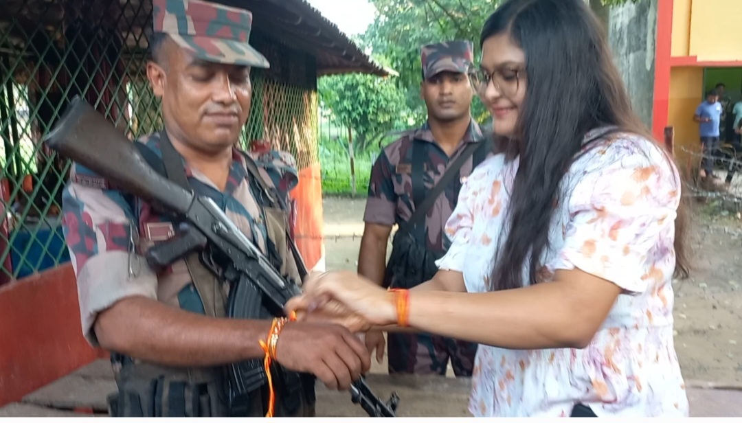 ভারতের রোটারি ক্লাবের উদ্যোগে হিলি সীমান্তে রাখি বন্ধন উৎসব