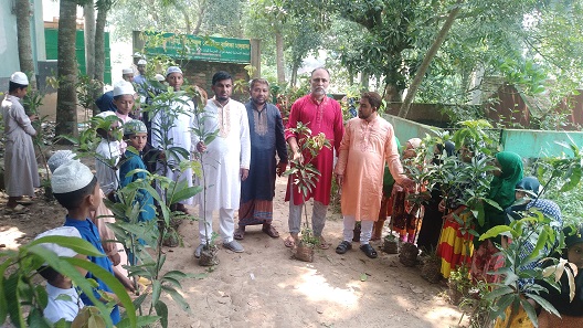 শ্রীপুরে মাদ্রাসা শিক্ষার্থীদের মধ্যে বিনামূল্যে বৃক্ষ বিতরণ