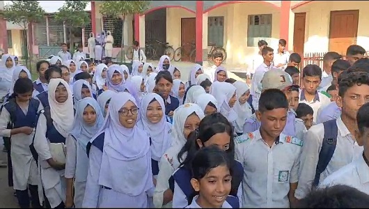 স্কুলের শিক্ষকের বিরুদ্ধে শিক্ষক-শিক্ষার্থীরা বিক্ষোভ ও স্কুল বর্জন