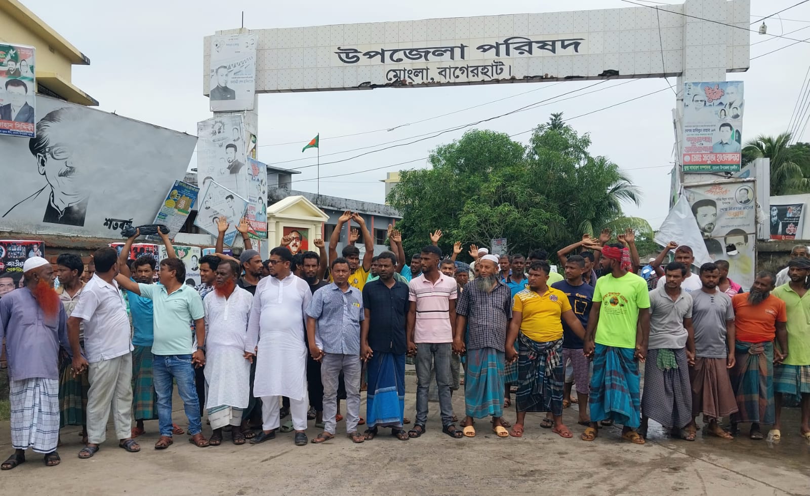 ঘাট শ্রমিকদের জায়গা দখলের প্রতিবাদে বিক্ষোভ, ইউএনও’র কাছে স্মারকলিপি
