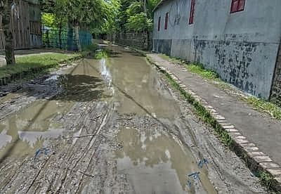 কয়রায় খানাখন্দে ভরা সড়ক, বেড়েছে জনদুর্ভোগ