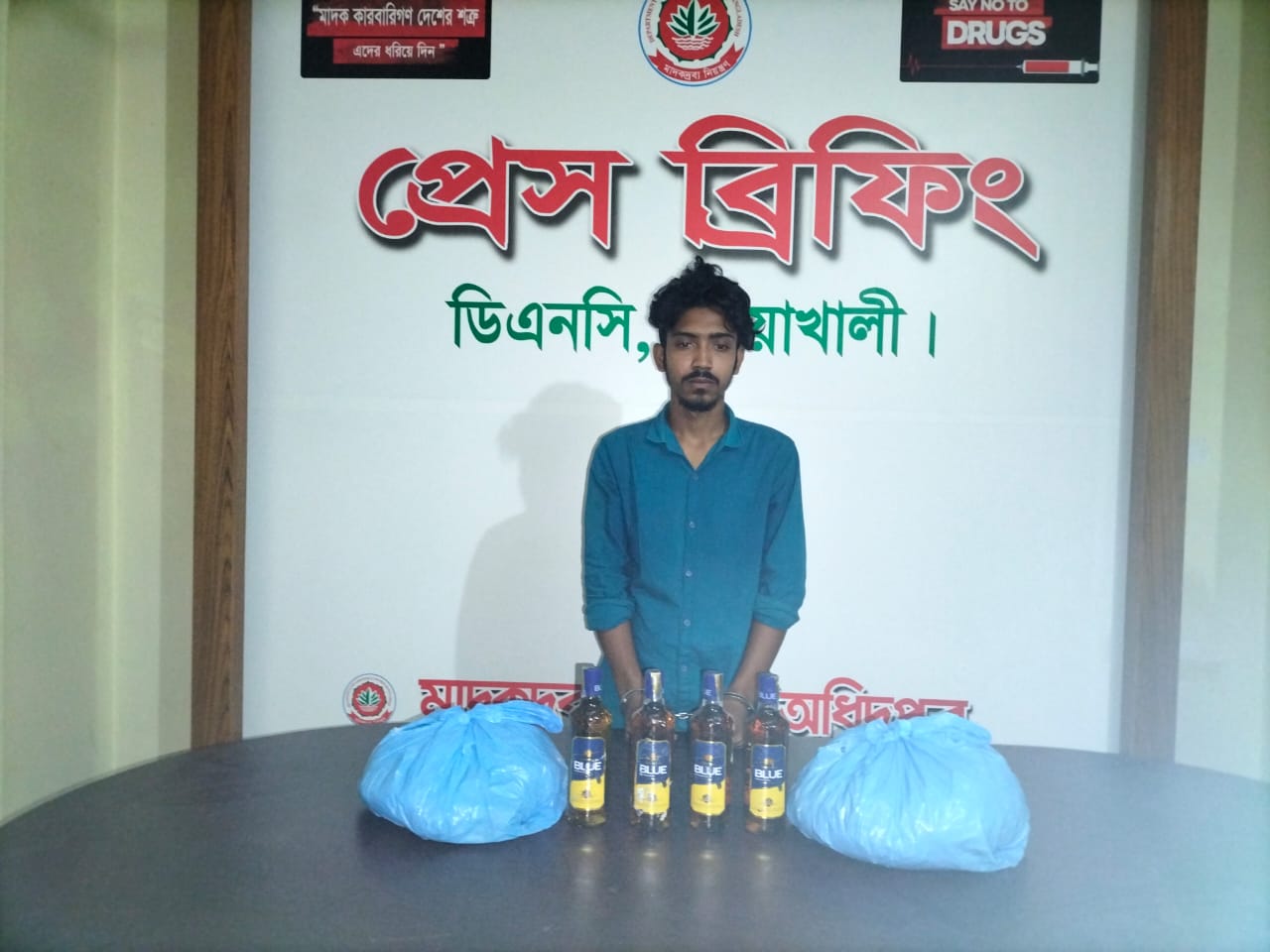 কবিরহাটে গাঁজা-বিদেশী মদসহ মাদক করবারি গ্রেফতার