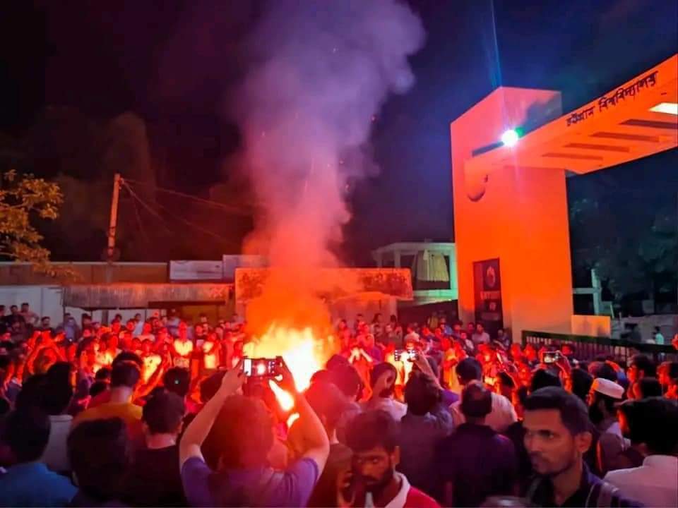 উত্তাল চবি, ভিসির বাসভবনে ভাঙচুর