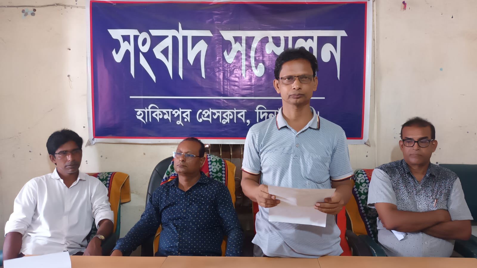 হিলিতে কর্মচারীর থেকে ব্লাইন্ড চেকে স্বাক্ষর নেওয়ার অভিযোগ দোকান মালিকের বিরুদ্ধে