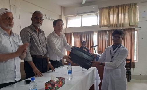 ইন্টার্ণ ডাক্তারদের মাঝে সার্জিক্যাল কিটবক্স বিতরণ