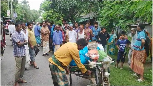 মাঠের মধ্যে পড়ে ছিল মুড়ি-বাদাম বিক্রেতার লাশ