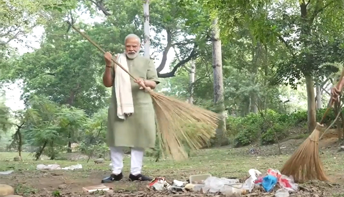 ঝাড়ু হাতে রাস্তায় মোদি, ভিডিও ভাইরাল