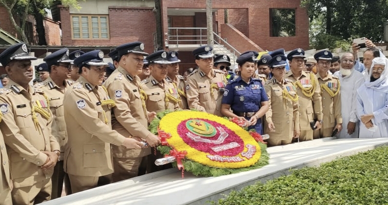 টুঙ্গিপাড়ায় বঙ্গবন্ধুর সমাধিতে নতুন ডিএমপি কমিশনারের শ্রদ্ধা