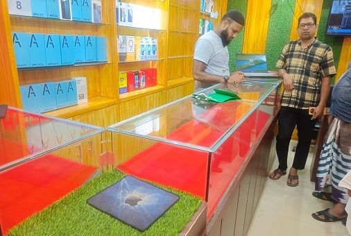 দিনাজপুর শহরের প্রাণকেন্দ্র লিলির মোড়ে সমতা মোবাইল মার্কেটে ডাকাতি