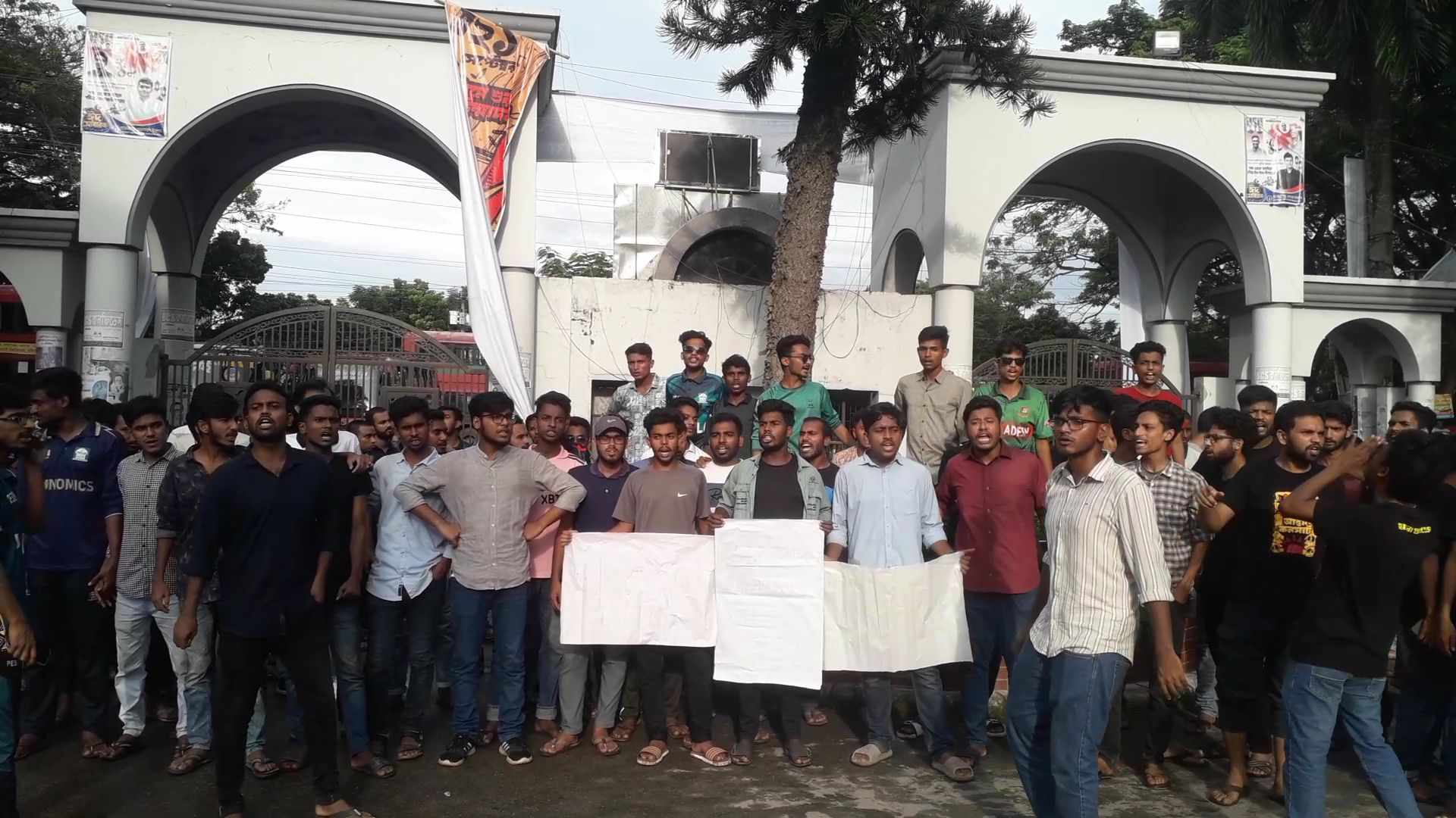 ইবিতে র‍্যাগিংয়ের ঘটনায় অভিযুক্তদের বহিষ্কারের প্রতিবাদে মূলফটক অবরোধ