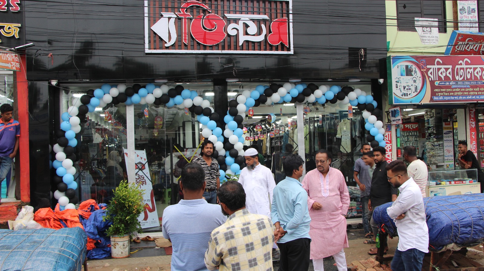 নোয়াখালীর মাইজদীতে ব্যতিক্রম ব্রান্ডের শো-রুম উদ্বোধন